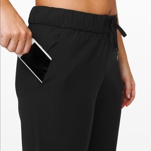 LULULEMON On the Fly 7/8 Pant 
Woven 25"